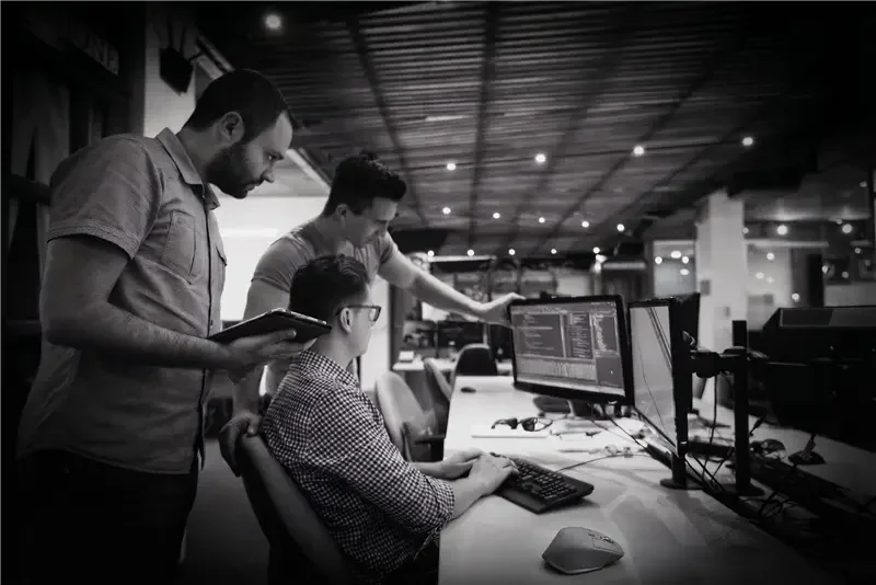 Entwicklungsteam überprüft Code an Workstations