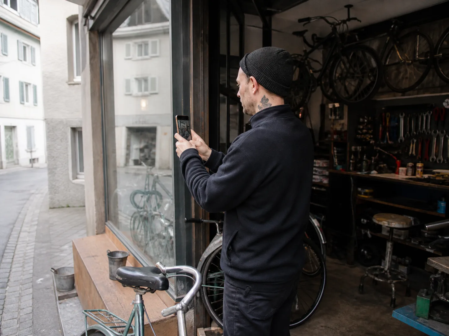 Fahrradwerkstatt mit Dokumentation ihrer Fassade und lokalen Informationen
