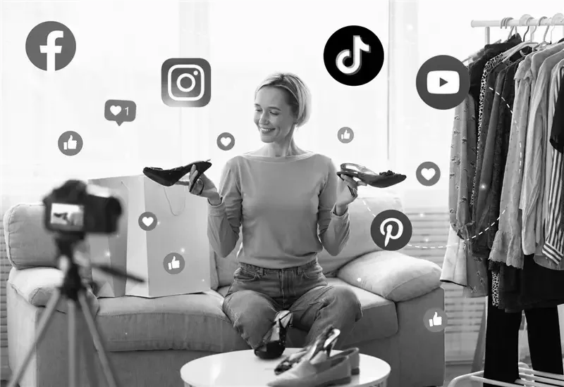 Creator presenting products on social networks
